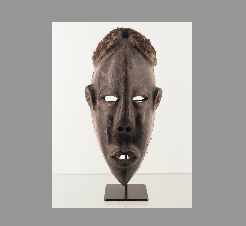Makonde masker met leder huid (251013-03), Afrika, Masker, Handgemaakt, Ophalen of Verzenden