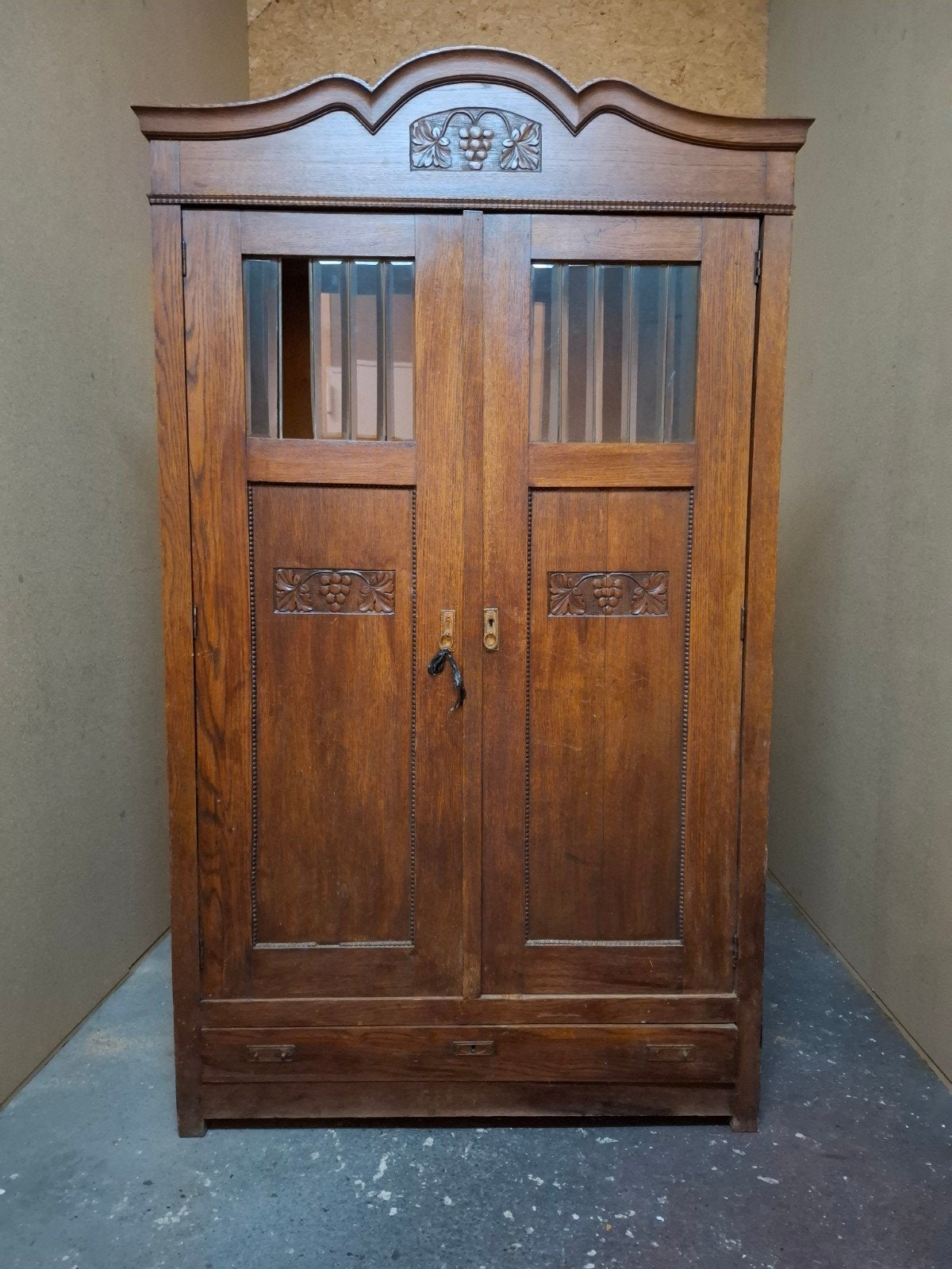 Jugendstil linnenkast met houtsnijwerk details., Ophalen
