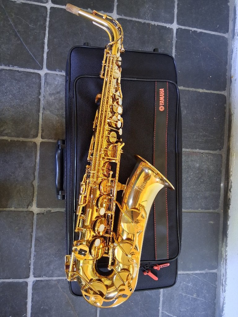 Yamaha YAS-275 altsax z.g.a.n. en volledig gereviseerd, Ophalen of Verzenden, Gebruikt, Alt, Met koffer