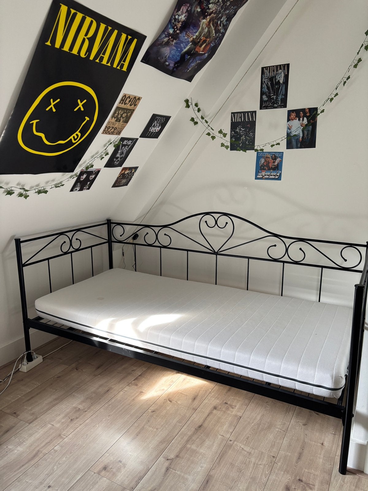 Eenpersoons bed, zwart metalen frame. Echt zgan!, Huis en Inrichting, Slaapkamer | Bedden, Ophalen, 90 cm, Eenpersoons, Zwart