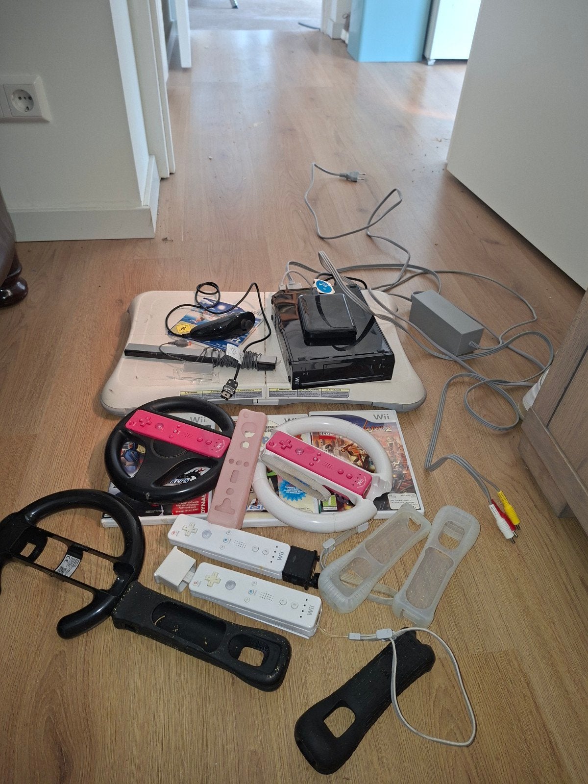 Wii console met Balance Board, 3 controllers en 100+ spellen, Spelcomputers en Games, Ophalen, Gebruikt, Met 3 controllers of meer