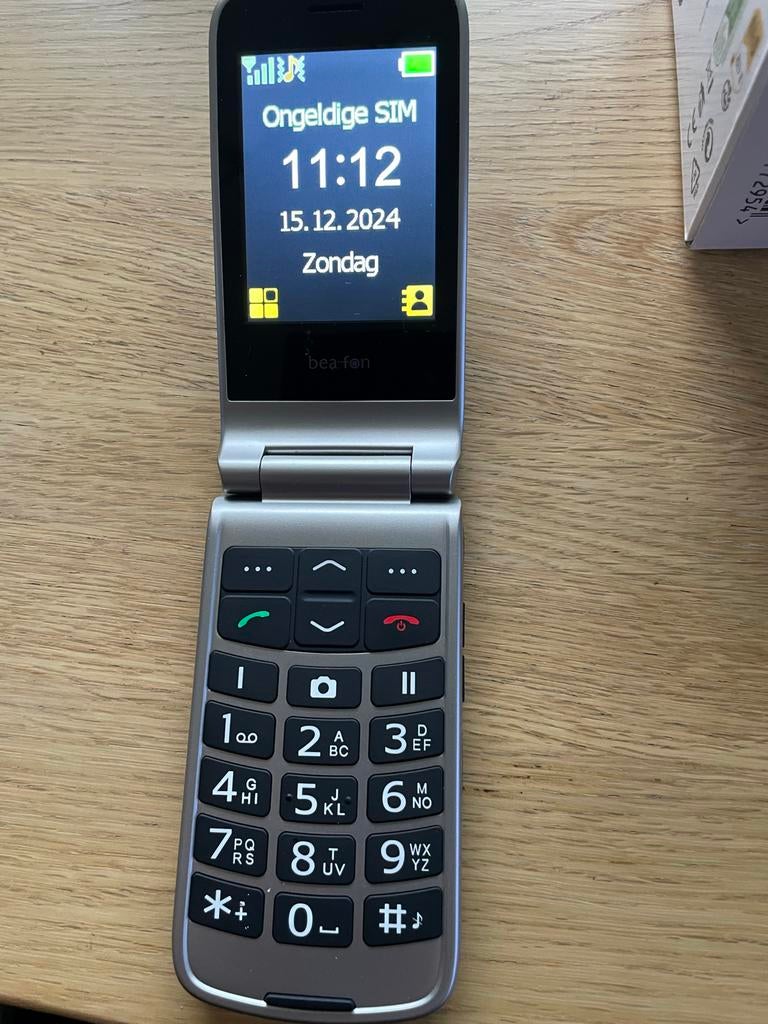 Beafon Senioren GSM met Alarmsysteem en Bureaulaader, Ophalen, Inklapmodel, Zonder simlock, Zonder abonnement