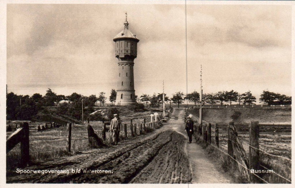 Spoorwegovergang bij de Watertoren, Bussum 1954, Verzamelen, Ophalen of Verzenden, Voor 1920, Noord-Holland