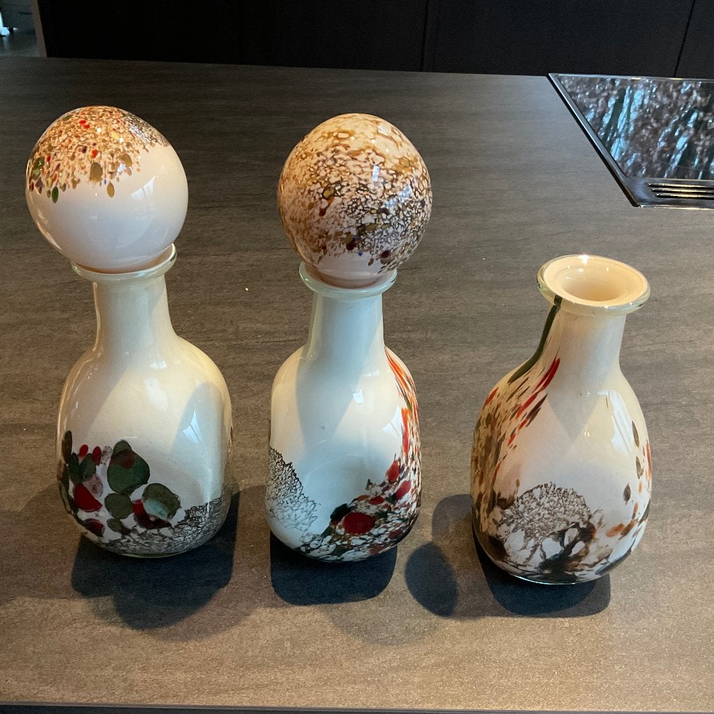3x Gekleurd glas karaf, 2 x met stop (met stop 31 cm hoog)., Ophalen of Verzenden