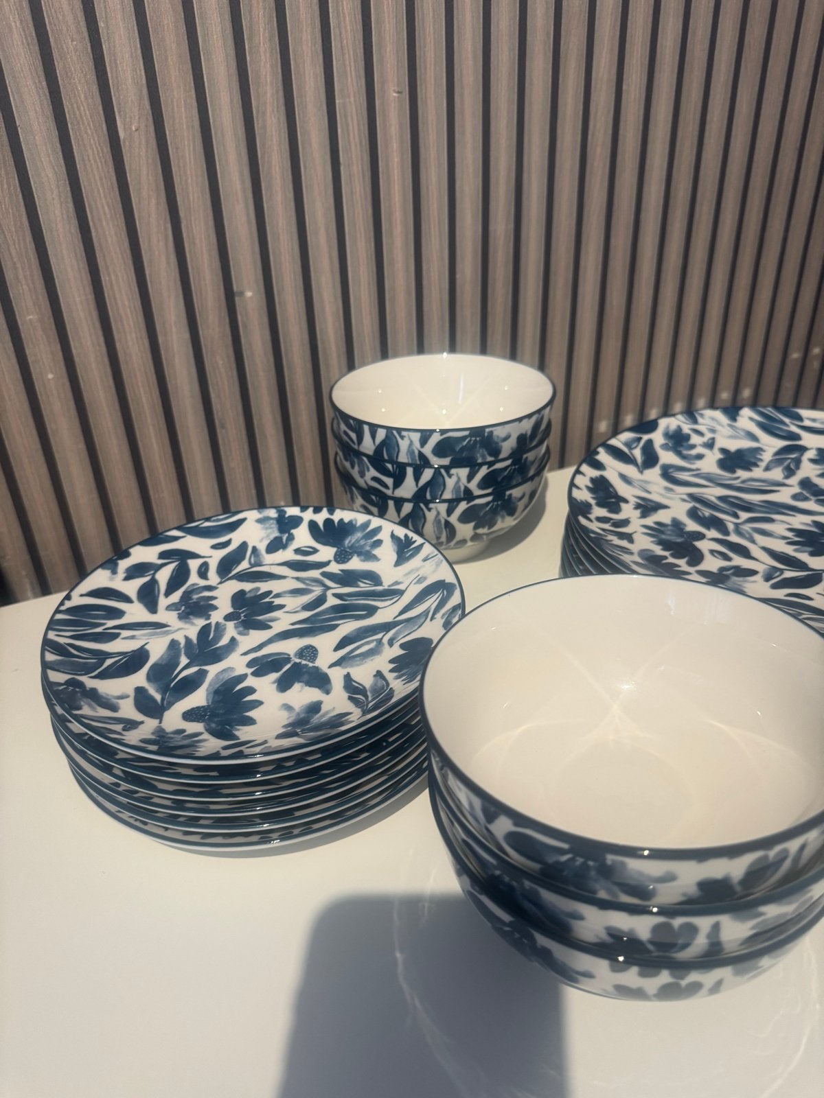 Servies set: 12 borden en 6 kommen met blauw bloemmotief, Ophalen, Keramiek, Zo goed als nieuw, Modern
