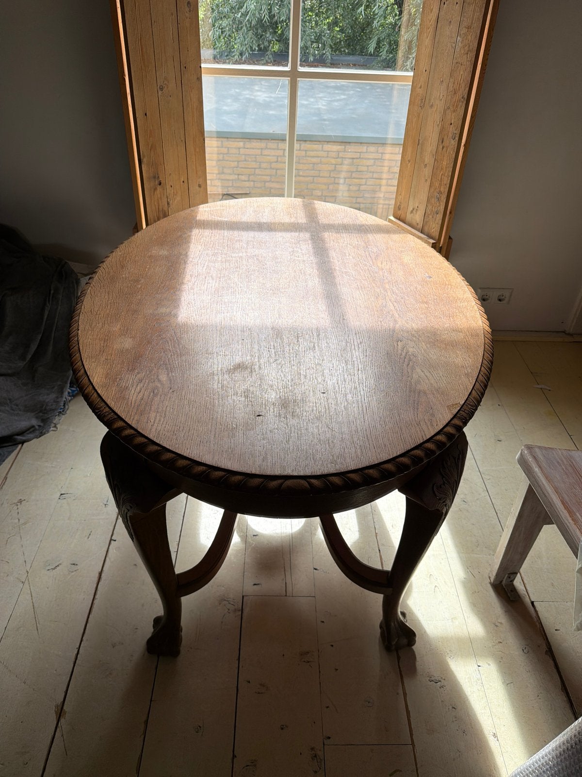 Antieke houten tafel met sierlijke poten, Ophalen