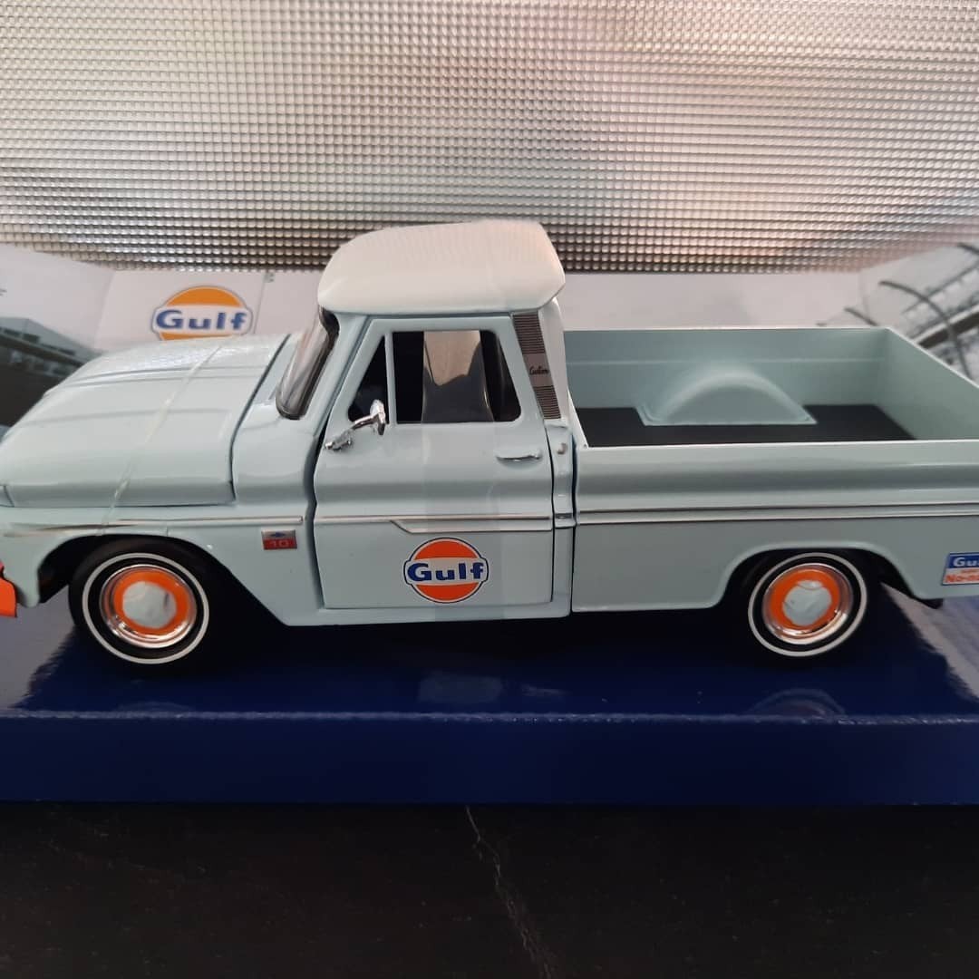 Chevy C10 Fleetside Pick-up 1966 Gulf Livery Schaal 1:24, Hobby en Vrije tijd, Modelauto's | 1:24, Nieuw, Ophalen of Verzenden