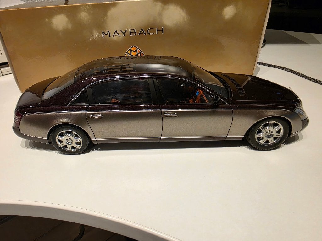 Maybach 62 in dealerverpakking 2002 1/18, Autoart, Ophalen of Verzenden, Gebruikt, Auto, Autoart