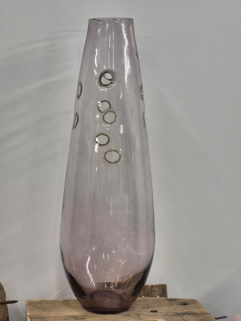 Vaas met gaten wel waterdicht ;-) Paars glas 40 cm hoog, Overige kleuren, Ophalen of Verzenden, Minder dan 50 cm, Glas