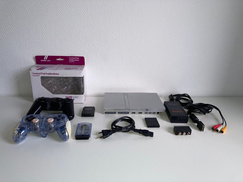 PLAYSTATION 2 SLIM SCPH-70004 (PAL) – ZILVER, Gebruikt, Met 2 controllers, Ophalen of Verzenden, Met geheugenkaart