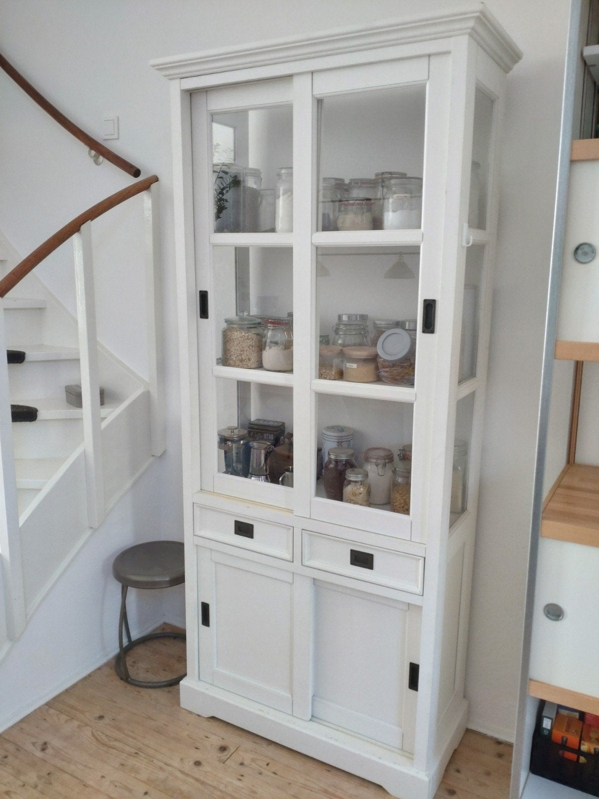 Witte vitrinekast met glazen deuren en lades, Gebruikt, Met deur(en), Zweeds, rustiek, brocante, 25 tot 50 cm