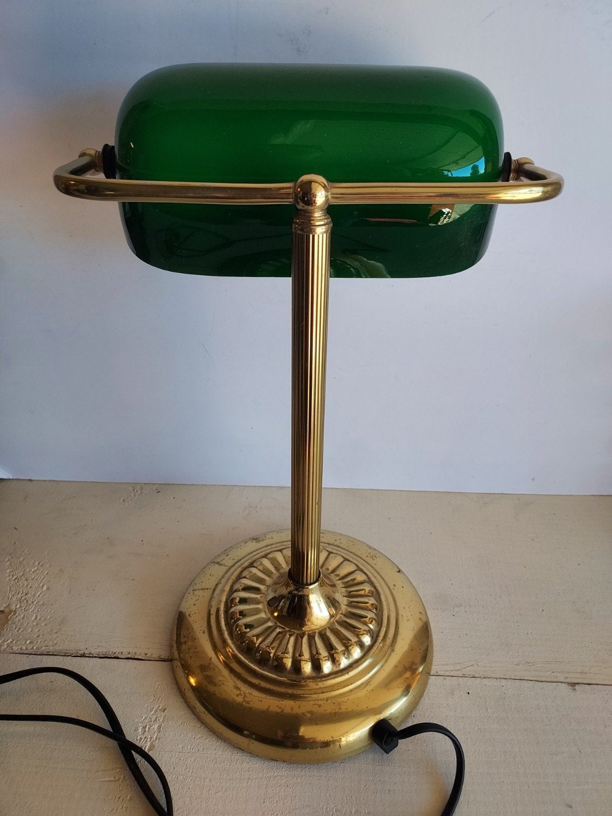 Bankierslamp met gouden standaard en groene glazen kap, Gebruikt, Goud, Met kap, Ophalen of Verzenden