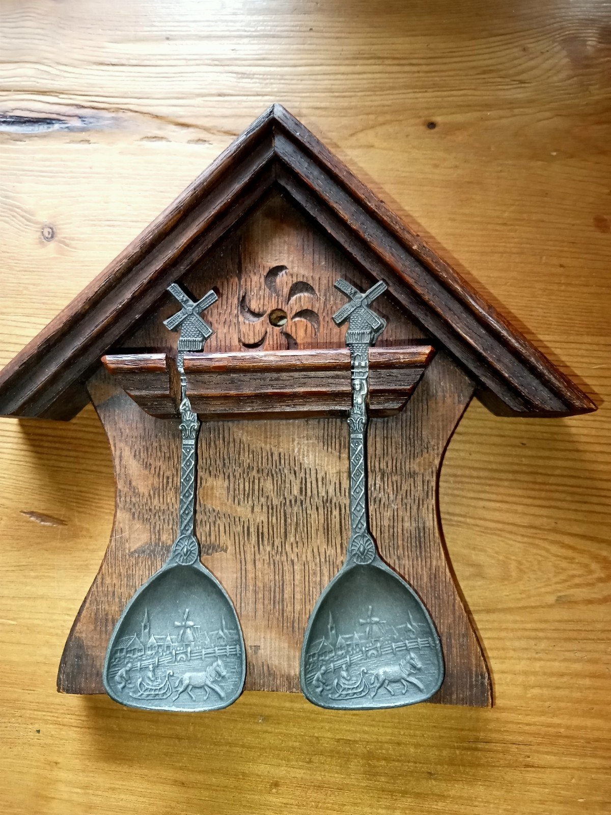 Antiek/ vintage houten huisje met 2 mooie tinnen lepels, Antiek en Kunst, Ophalen of Verzenden