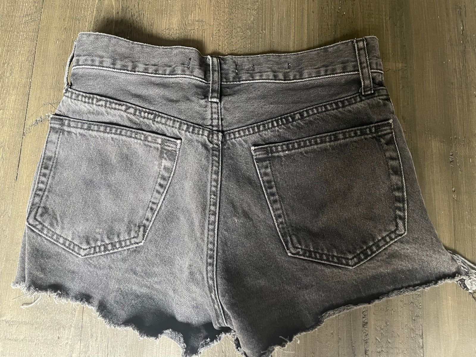 MNG Hailey Zwarte Denim Shorts - Maat 32 (XXS), Kleding | Dames, Kort, Zwart, Ophalen of Verzenden, Zo goed als nieuw