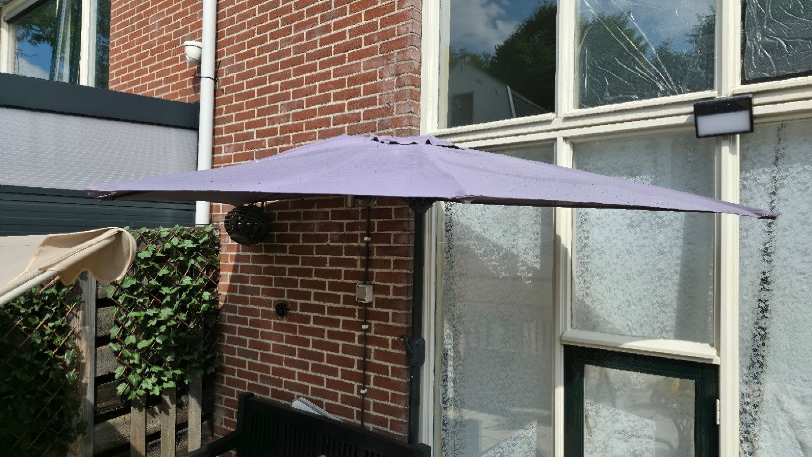 Halve parasol voor balkon/tuin - verstelbaar met draaihendel, Tuin en Terras, Parasols, Ophalen, Verstelbaar, Overige typen, Zo goed als nieuw