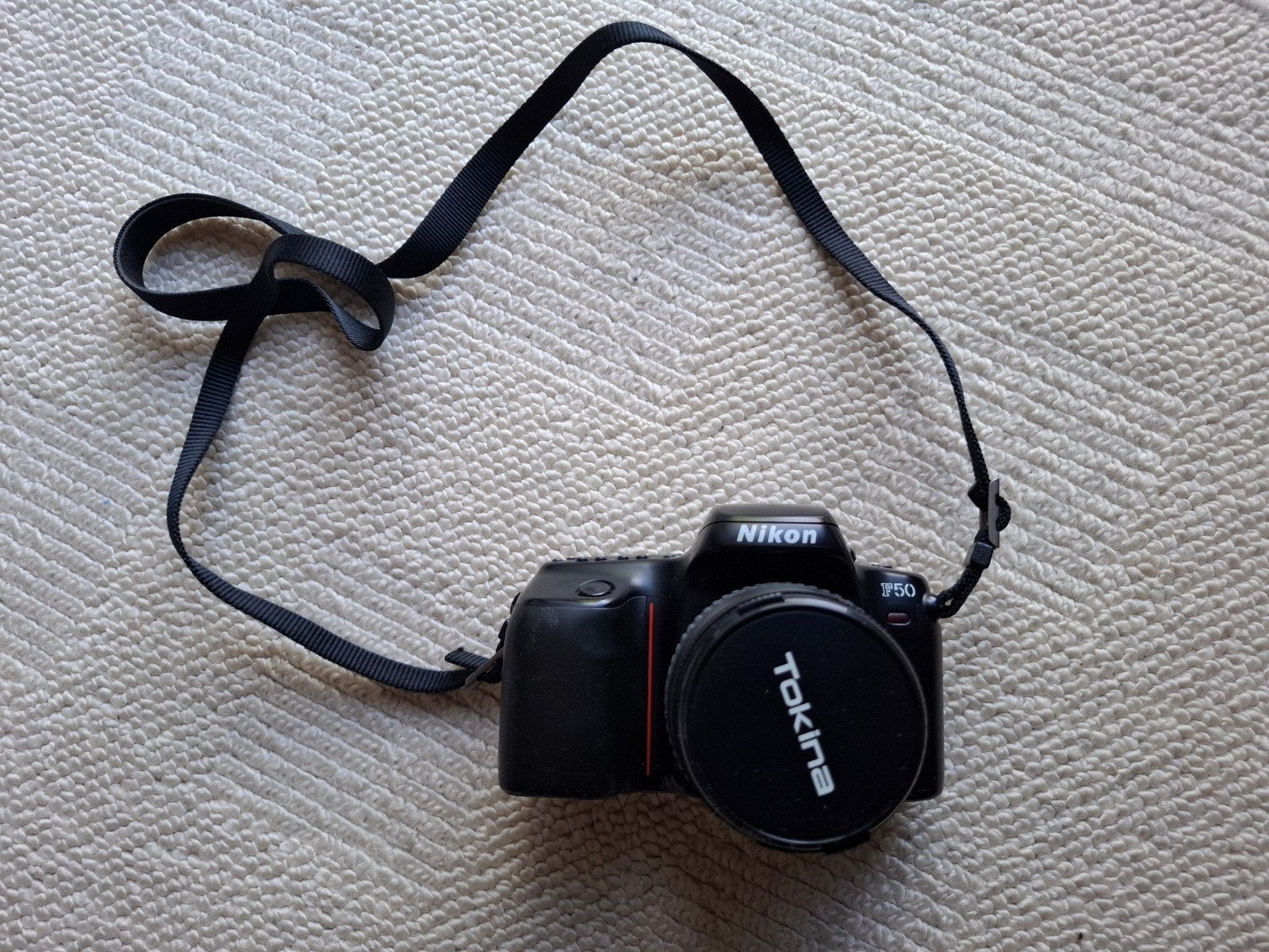 Nikon F50 Spiegelreflexcamera met Tokina Zoomlens en tas, Audio, Tv en Foto, Fotocamera's Analoog, Ophalen of Verzenden, Gebruikt