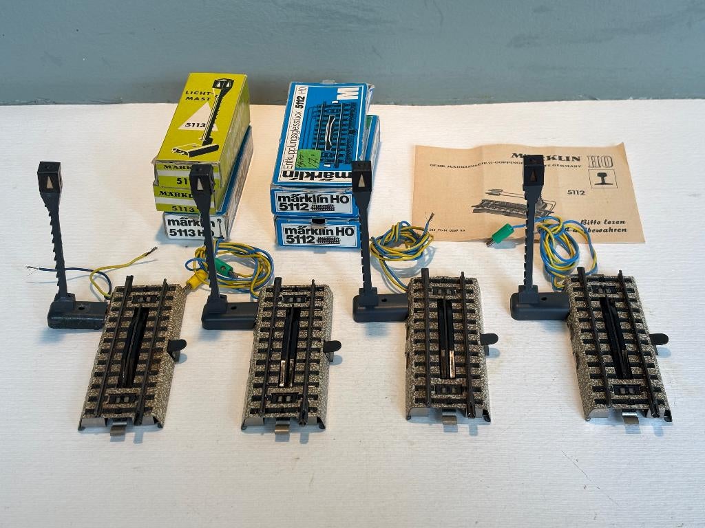 4 x Märklin ontkoppelrails 5112 met mast 5113, Hobby en Vrije tijd, Wisselstroom, Gebruikt, Rails, Ophalen of Verzenden