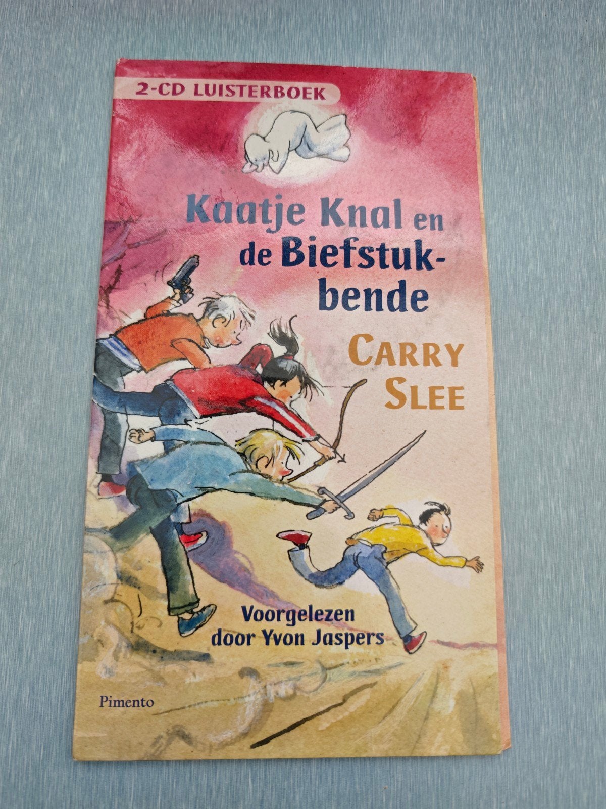 Kaatje Knal en de Biefstukbende - Luisterboek (2 CD's), Boeken, Ophalen of Verzenden, Zo goed als nieuw, Carry Slee, Fictie
