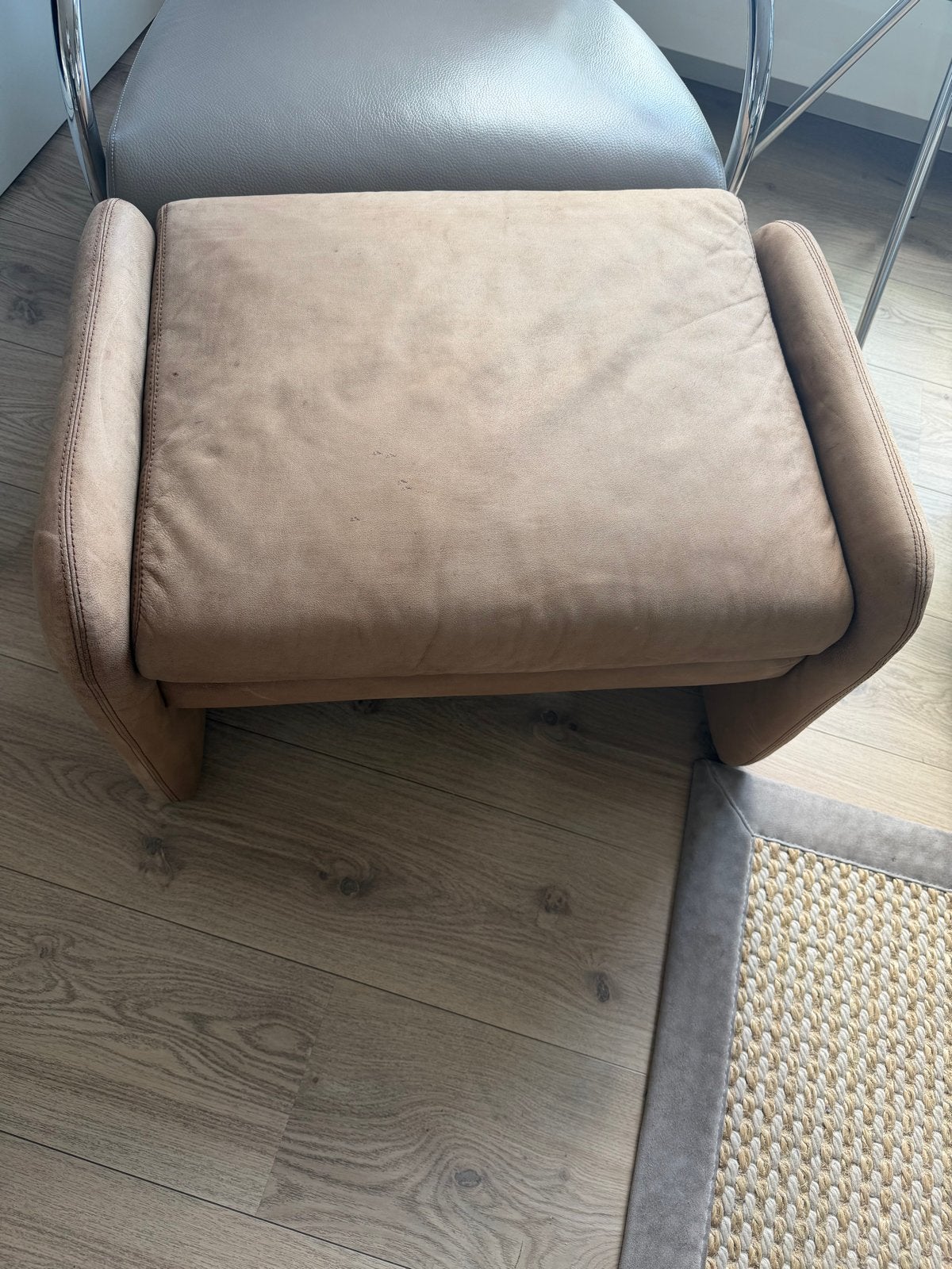 Leolux design hocker zandkleur met Leolux merklabel, Huis en Inrichting, Banken | Voetenbanken en Poefen, Ophalen, 50 tot 75 cm