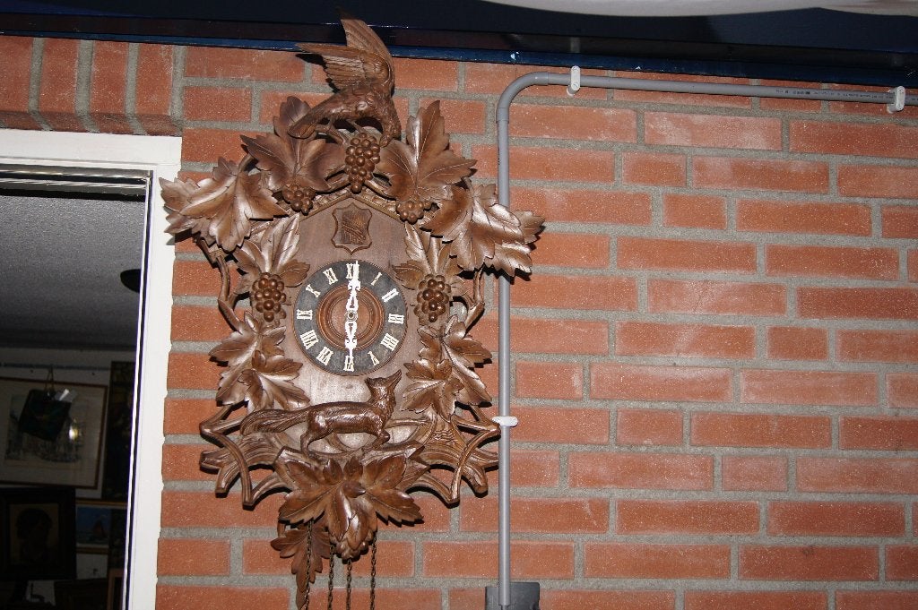 Antieke Koekoeksklok met vos- en Druivenhoutsnijwerk, Ophalen