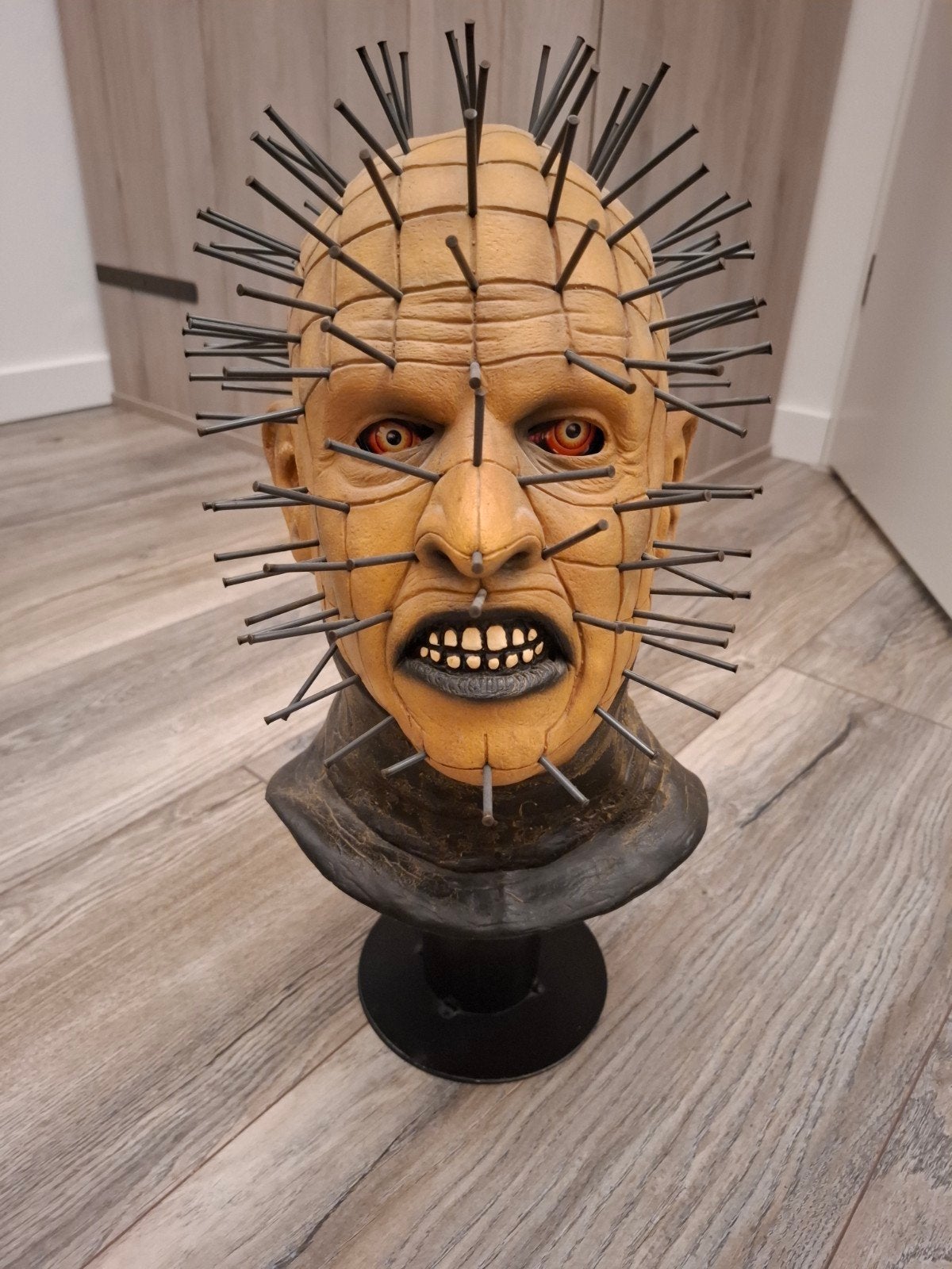Pinhead Masker Opgezet op houder, Huis en Inrichting, Ophalen