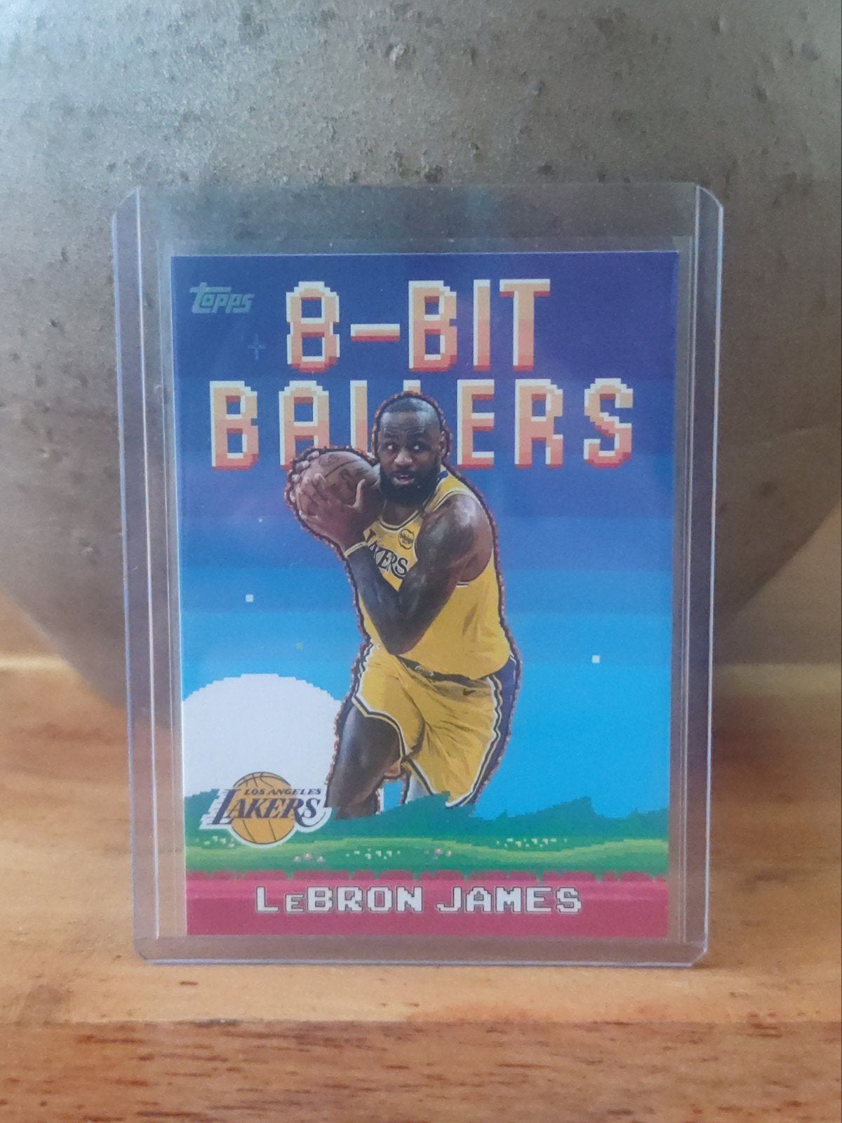 LeBron James Topps 8-Bit Ballers Los Angeles Lakers, Verzamelen, Sportartikelen en Voetbal, Zo goed als nieuw, Spelerskaart, Buitenlandse clubs
