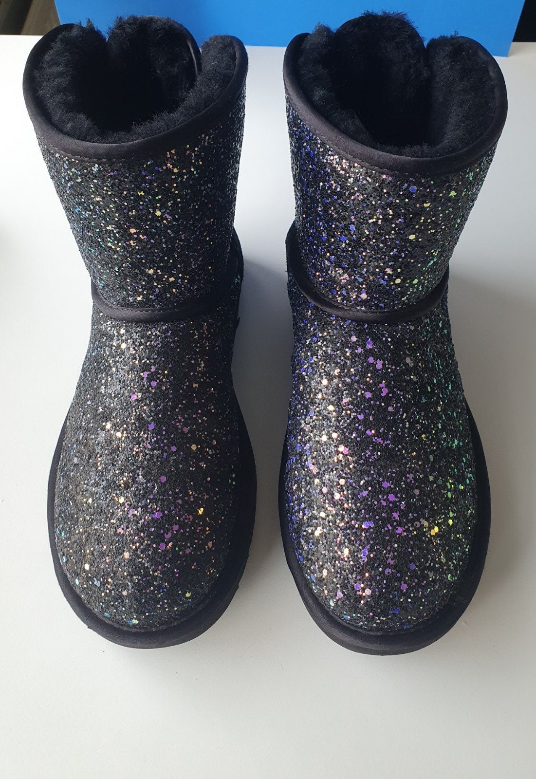 UGG Classic Short Sparkle Bow II snowboots - Maat 39, UGG, Zwart, Lage of Enkellaarzen, Ophalen of Verzenden