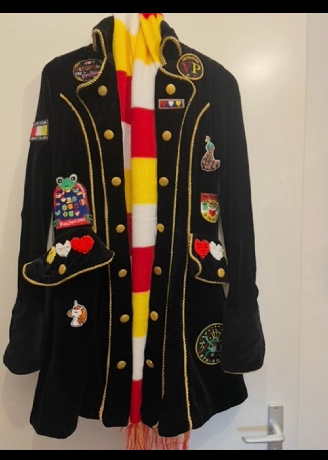 Oeteldonk fluwelen jasje met emblemen - Maat S, Carnaval, Ophalen of Verzenden, Kleding, Maat 36 (S)