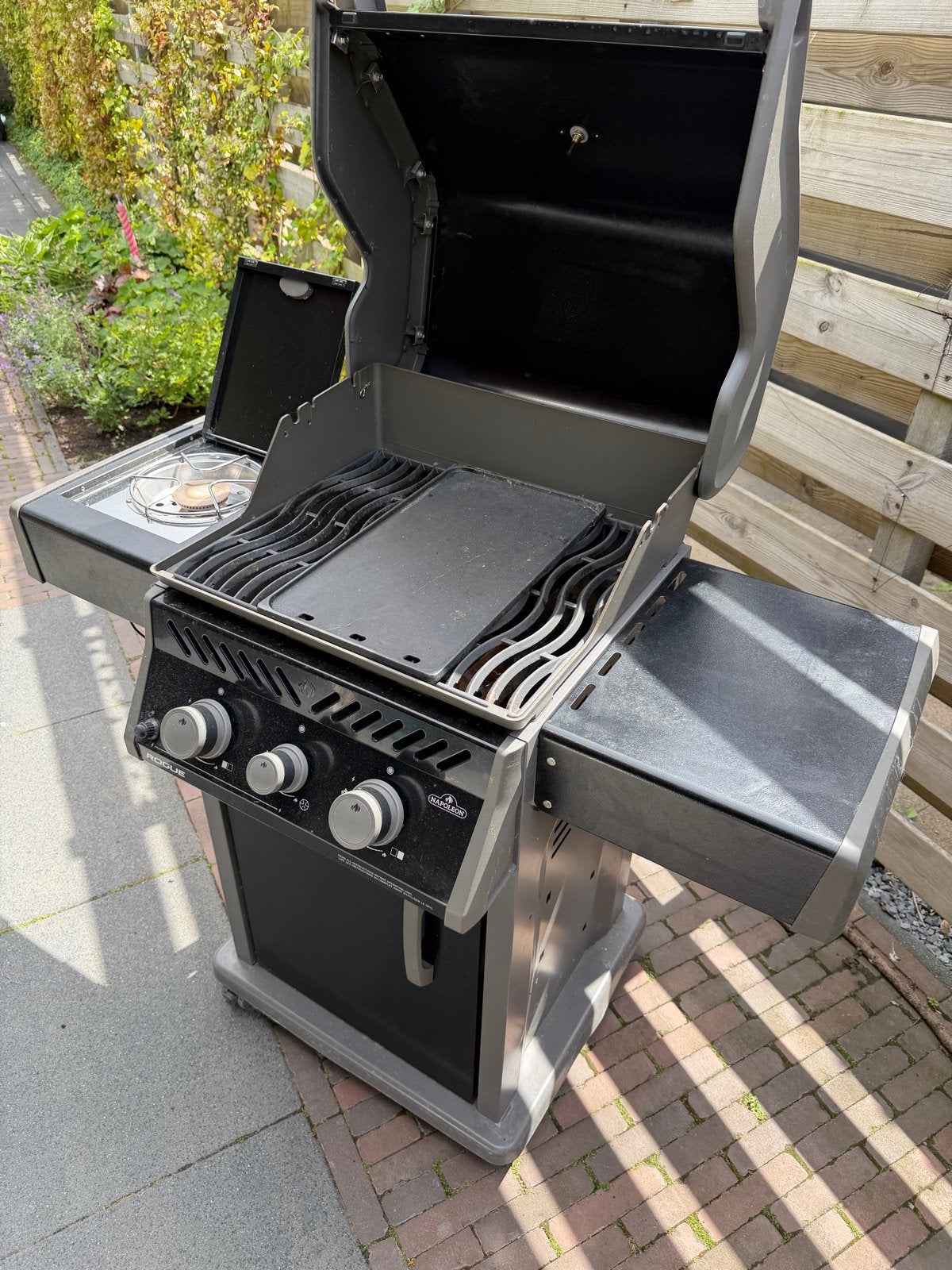 Napoleon Rogue gasbarbecue met zijbrander en hoes, Ophalen, Gebruikt