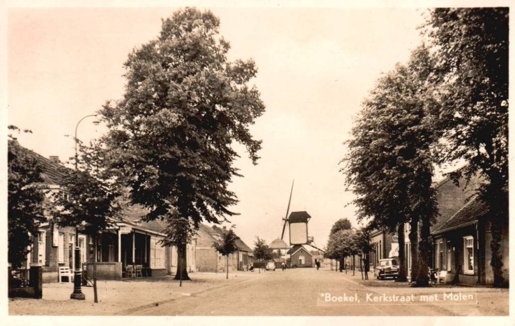 Boekel Kerkstraat met molen 1950, Ophalen, 1940 tot 1960, Gelopen, Noord-Brabant