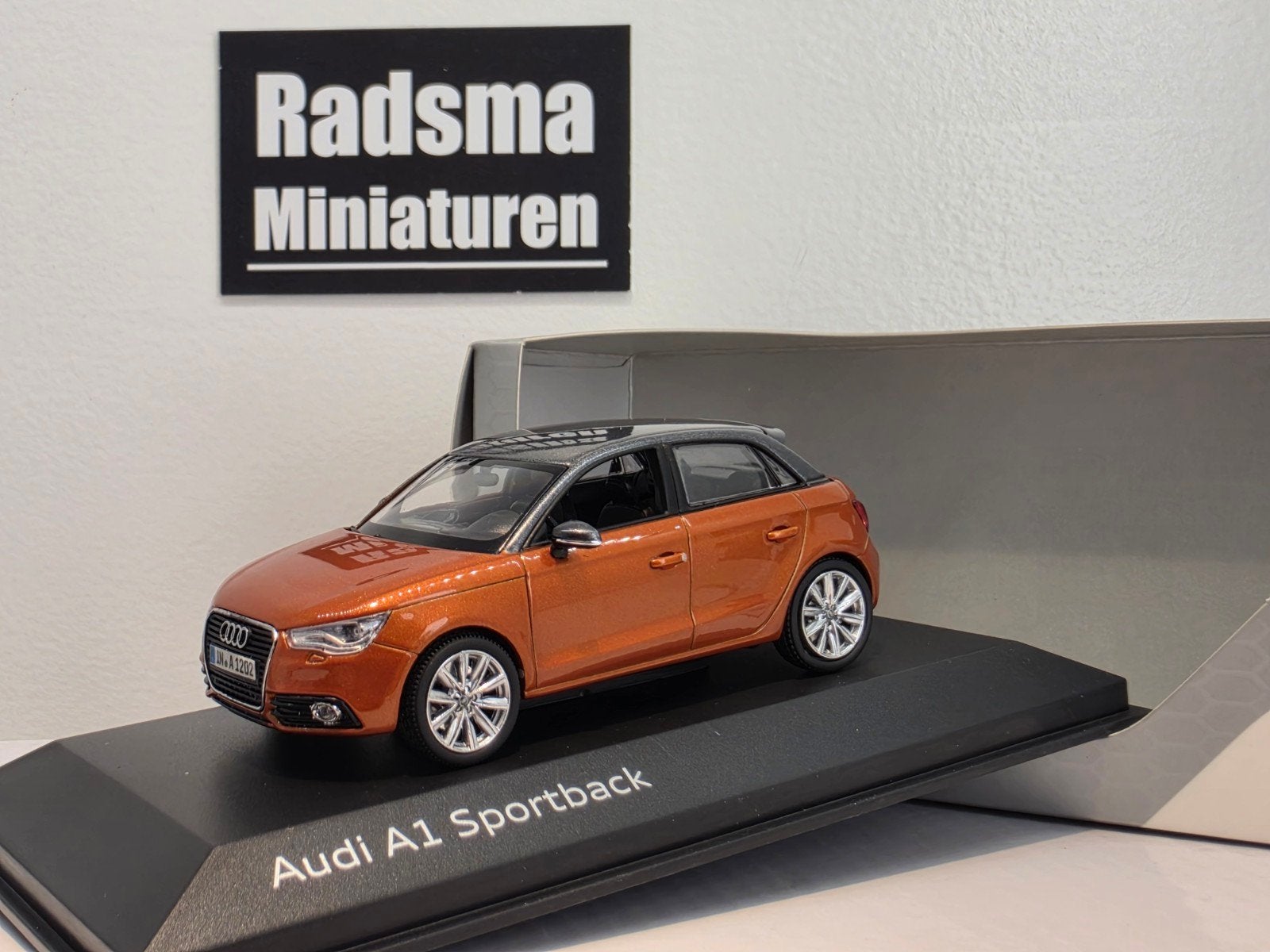 Audi A1 Sportback - Samoa orange/daytona grey 1:43 Kyosho, Auto, Nieuw, Ophalen of Verzenden, Kyosho dealermodel