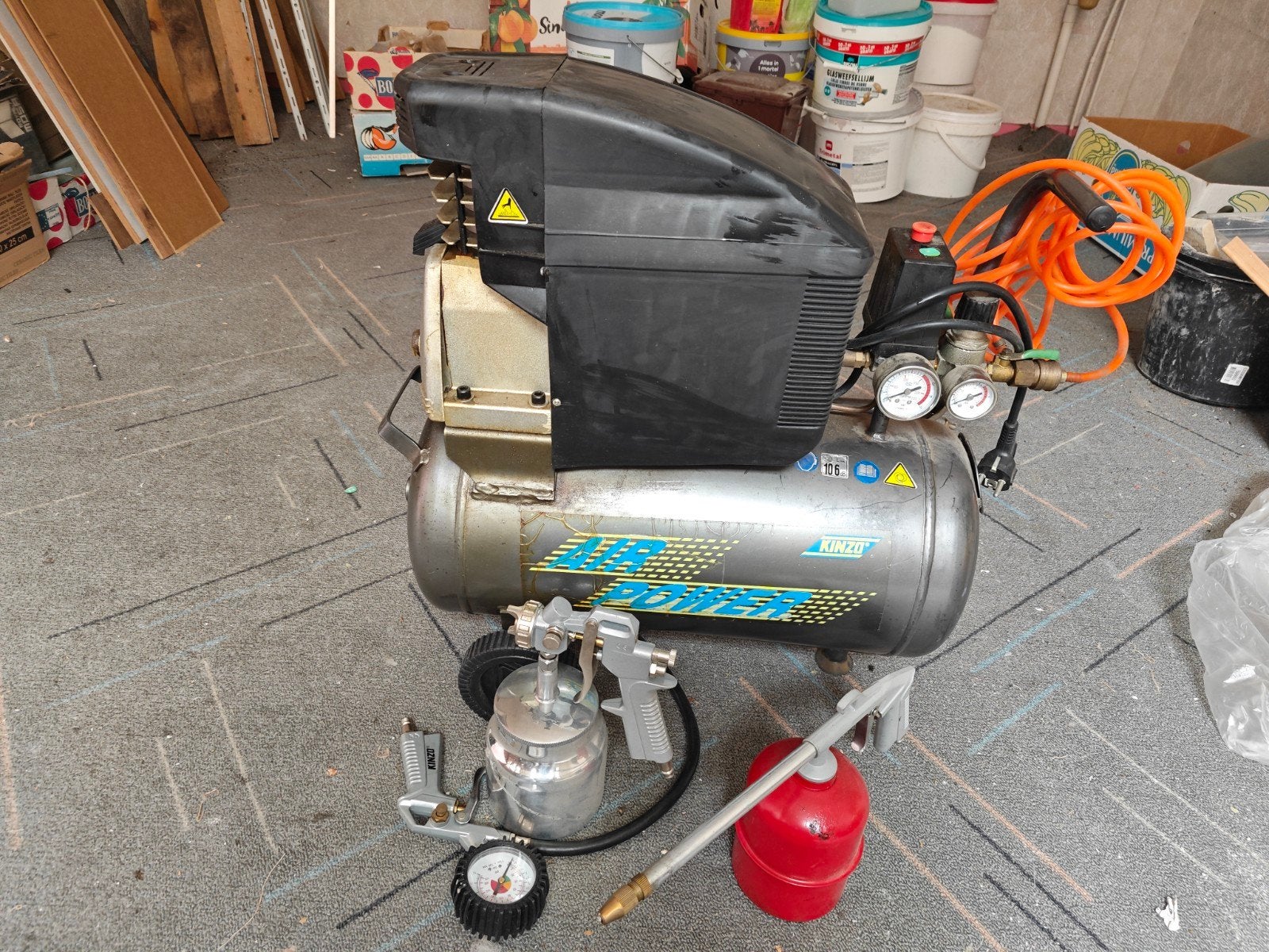 Kinzo Compressor 24L - Krachtige en complete set, Ophalen, Gebruikt, 6 tot 10 bar, 25 tot 100 liter
