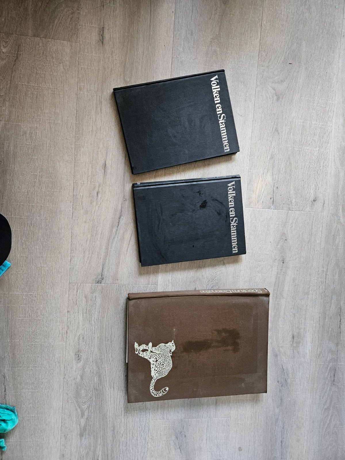 3 boeken: 2x Volken en Stammen, 1x Dierenatlas - Goede staat, Boeken, Ophalen