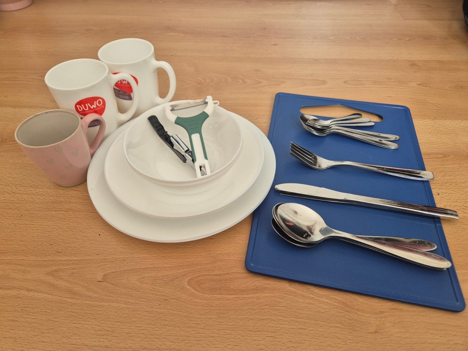 Servies, bestek en mokken - complete set, Huis en Inrichting, Keuken | Servies, Ophalen