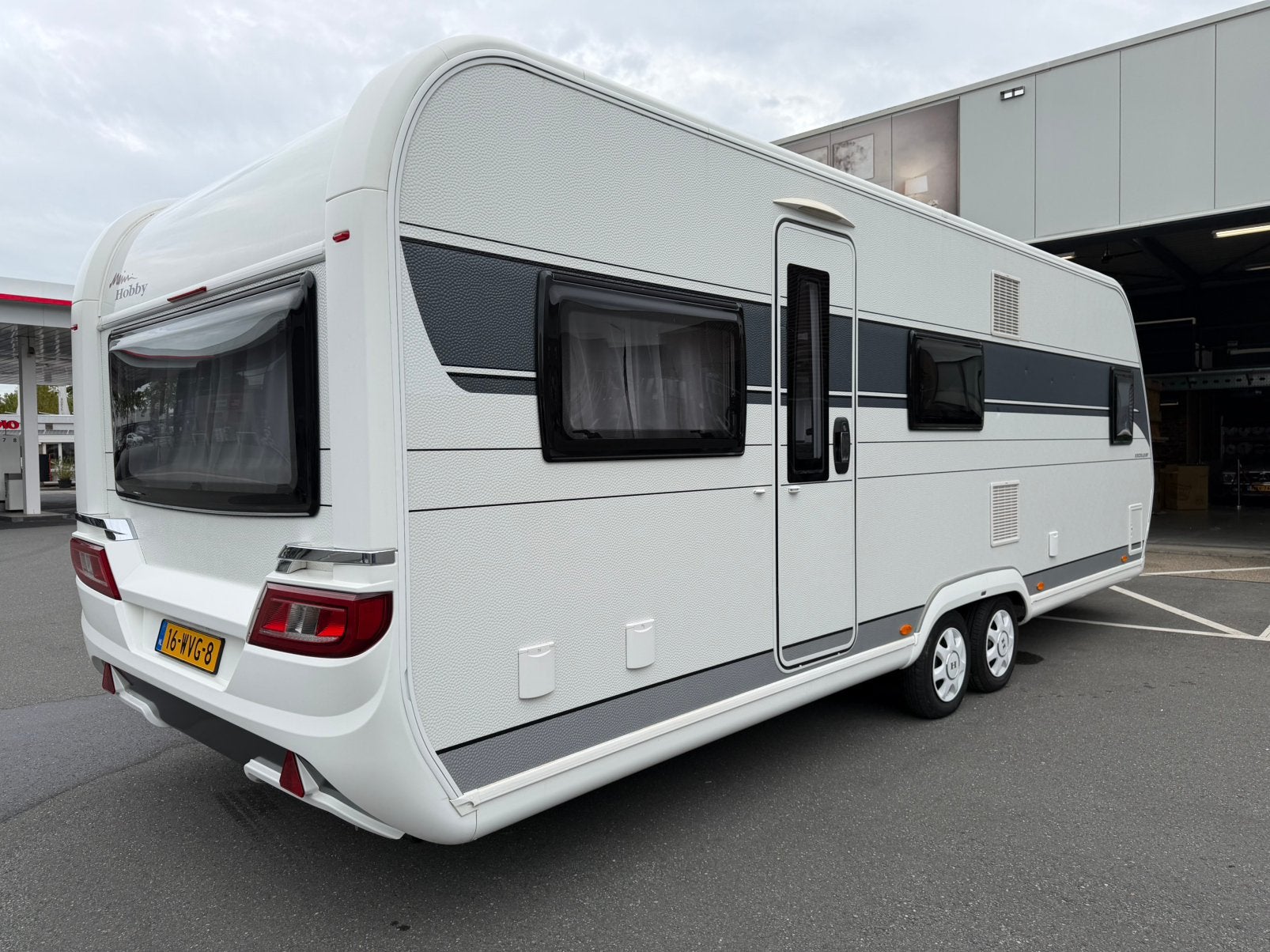 Hobby 650 UMFE 2021 Tandemasser Luifel Prachtig Interieur, Caravans en Kamperen, Fietsenrek, Rondzit, Hobby, Particulier