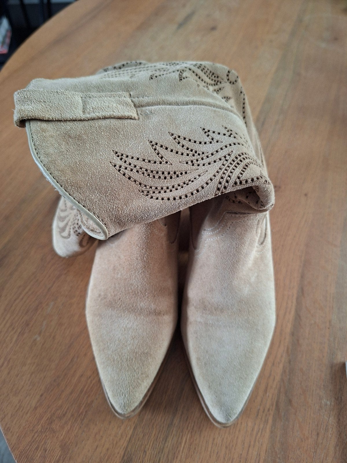 Beige suède cowboylaarzen met hak mt38, Kleding | Dames, Schoenen, Ophalen of Verzenden, Zo goed als nieuw, Beige, Lage of Enkellaarzen