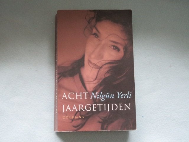 Boek: Acht jaargetijden door Nilgun Yerli, Ophalen of Verzenden, Zo goed als nieuw, Nilgun Yerli, Nederland