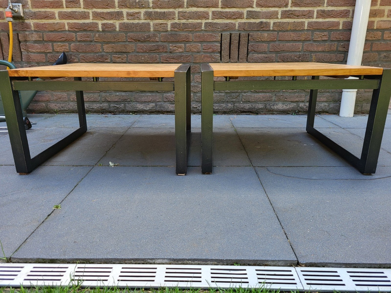 2 Industriële salontafels met teakhouten blad (60x60x35cm), Huis en Inrichting, Tafels | Salontafels, Ophalen, Gebruikt, 50 tot 100 cm