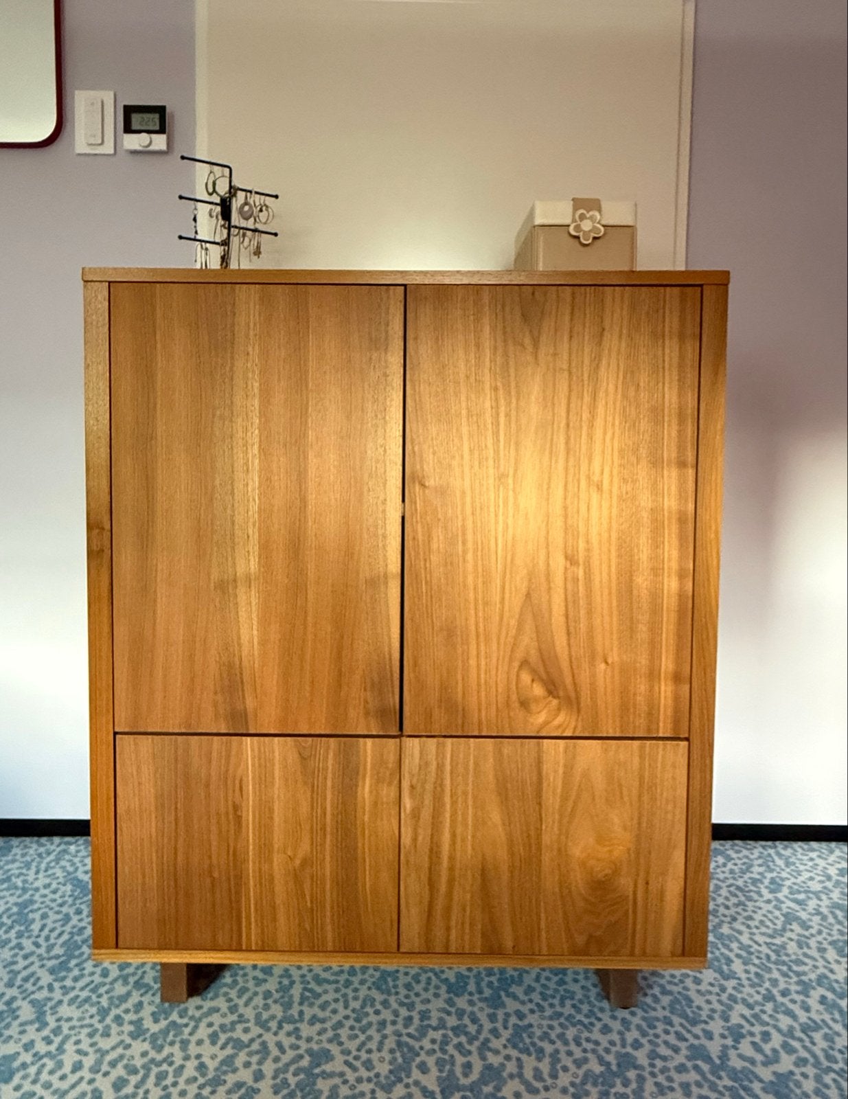 IKEA STOCKHOLM designkast – walnootfineer – Ola Wihlborg, Huis en Inrichting, 100 tot 150 cm, Zo goed als nieuw, Met lade(s), 25 tot 50 cm