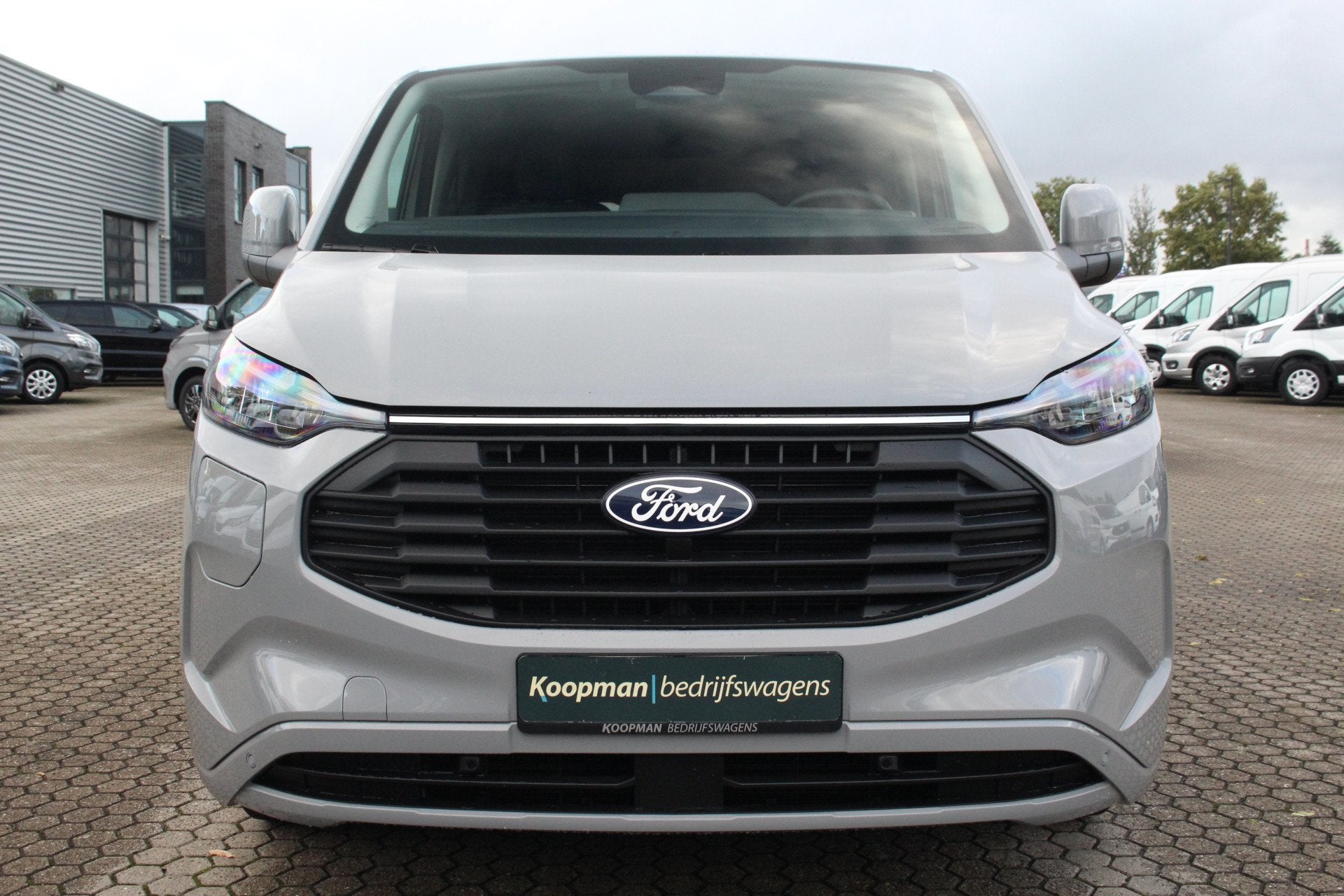 Ford Transit Custom 2.5 PHEV 233pk L2H1 Limited | Dubbel Cab, 8 stoelen, 4 cilinders, 1850 kg, 2467 kg