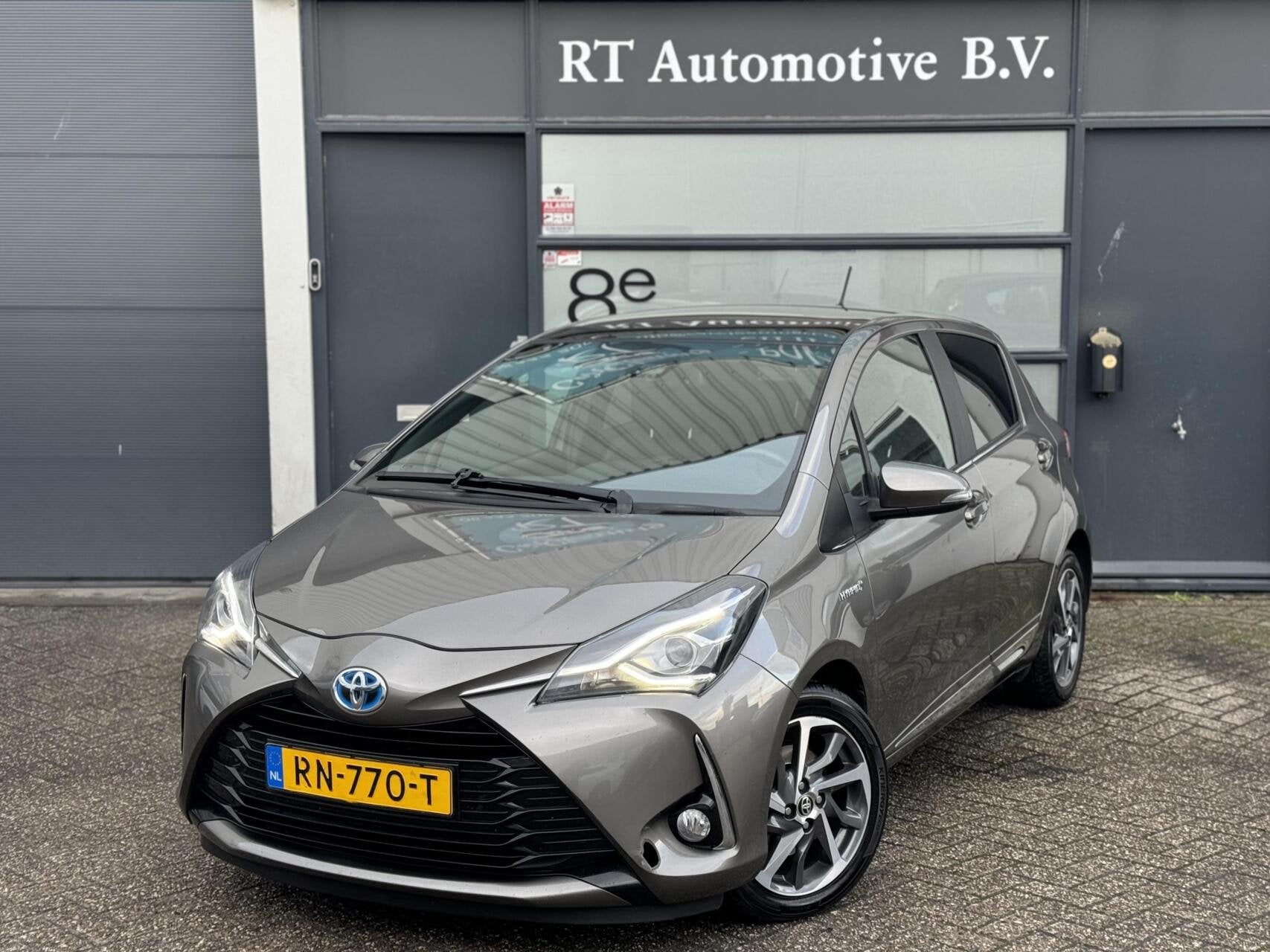 Toyota Yaris 1.5 Hybrid Executive Panorama / Camera, Gebruikt, Euro 6, Leder en Stof, 49 €/maand