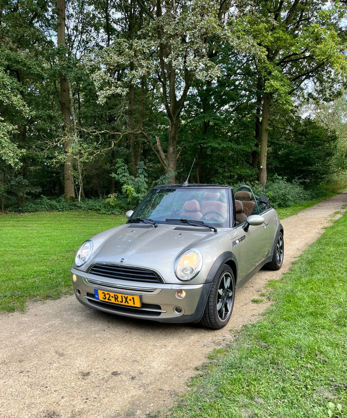 WINTERPRIJS Mini 1.6 (R52) Cooper Cabrio Sidewalk 2007 Grijs, Auto's, Voorwielaandrijving, 4 cilinders, Cabriolet, 4 stoelen