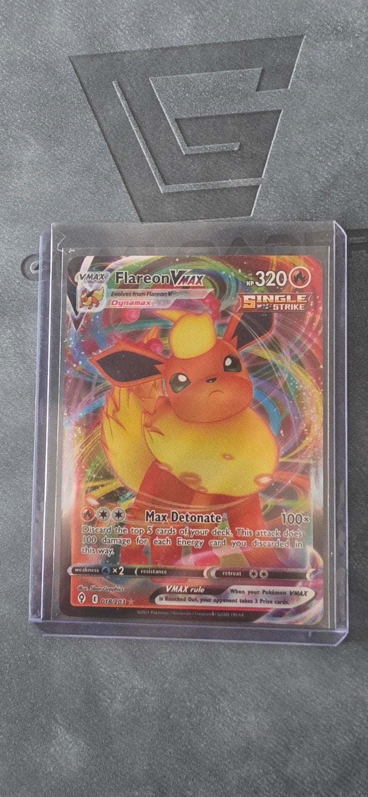 Pokémon TCG Flareon VMAX 018/203 Single Strike, Hobby en Vrije tijd, Verzamelkaartspellen | Pokémon, Ophalen of Verzenden, Zo goed als nieuw