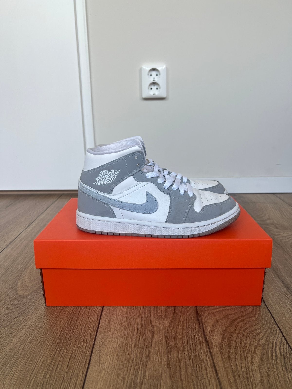 Nike Air Jordan 1 Mid aluminium wolf grey, Kleding | Dames, Schoenen, Zo goed als nieuw, Sneakers of Gympen, Grijs, Ophalen of Verzenden