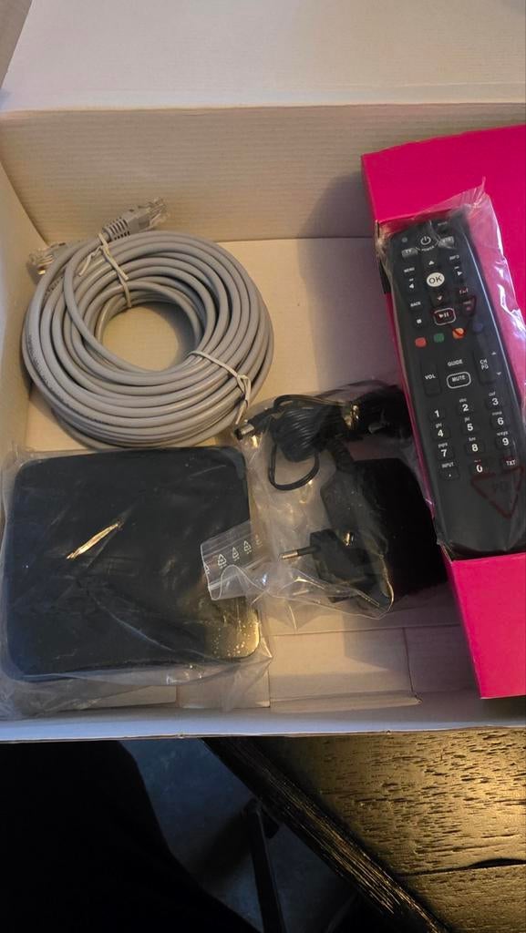 T-Mobile TV Box met afstandsbediening en kabels, Ophalen of Verzenden, Nieuw, Decoder