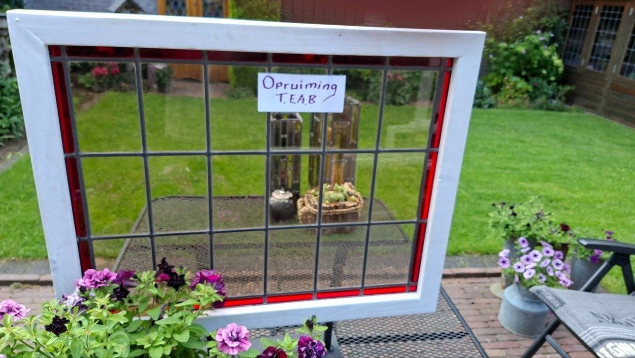 Glas in lood raam op standaard. Opruiming., Ophalen