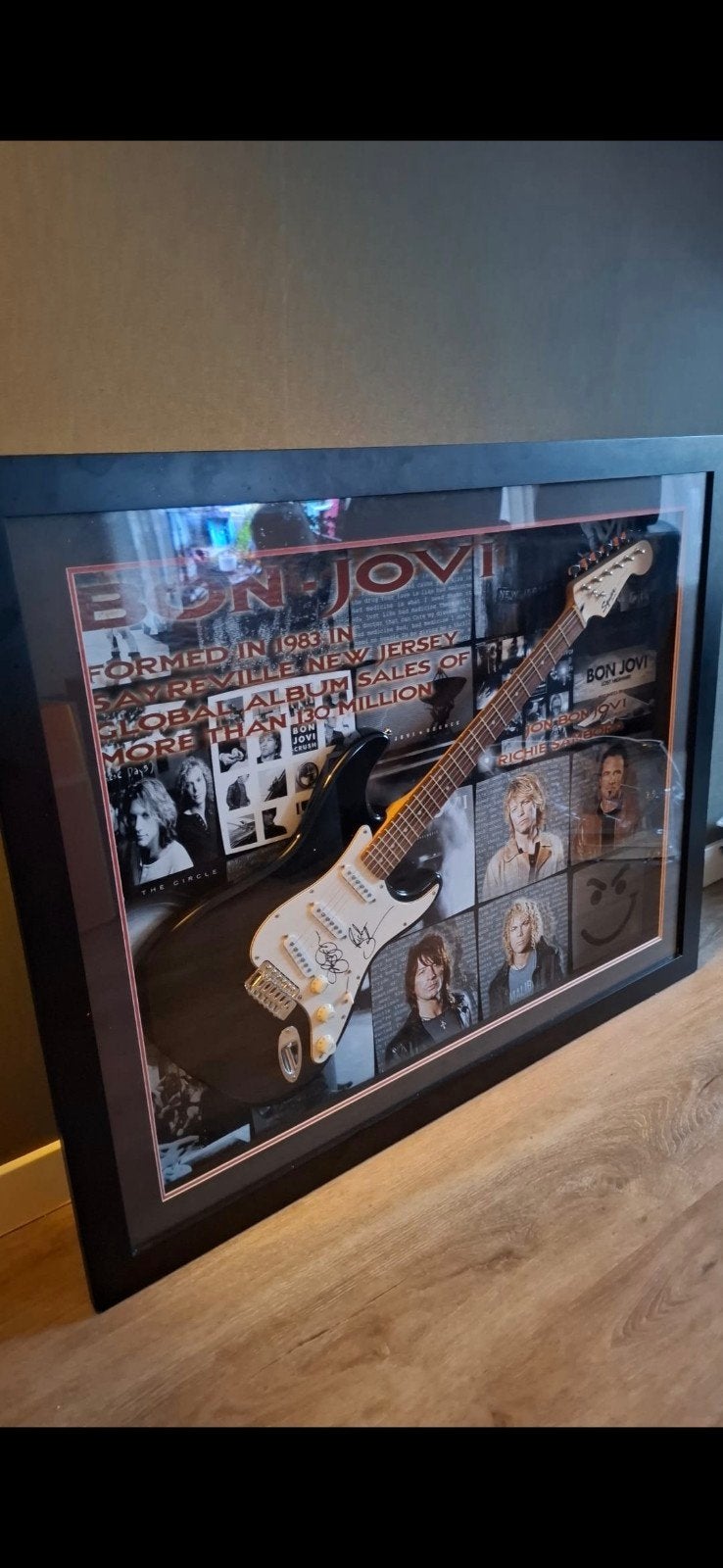 Gesigneerde Squier gitaar door Bon Jovi & Richie Sambora, Ophalen, Zo goed als nieuw, Solid body, Overige merken