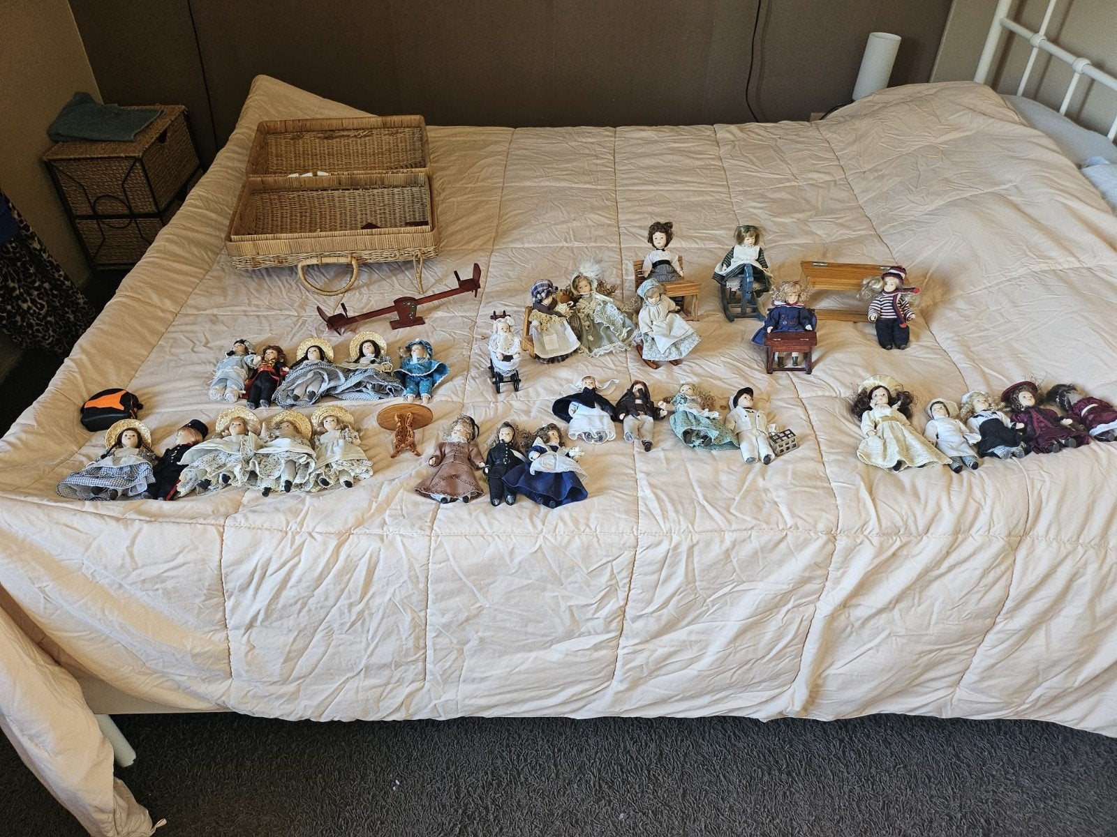 30x porseleinen poppenhuis beeldjes met accessoires, Ophalen of Verzenden