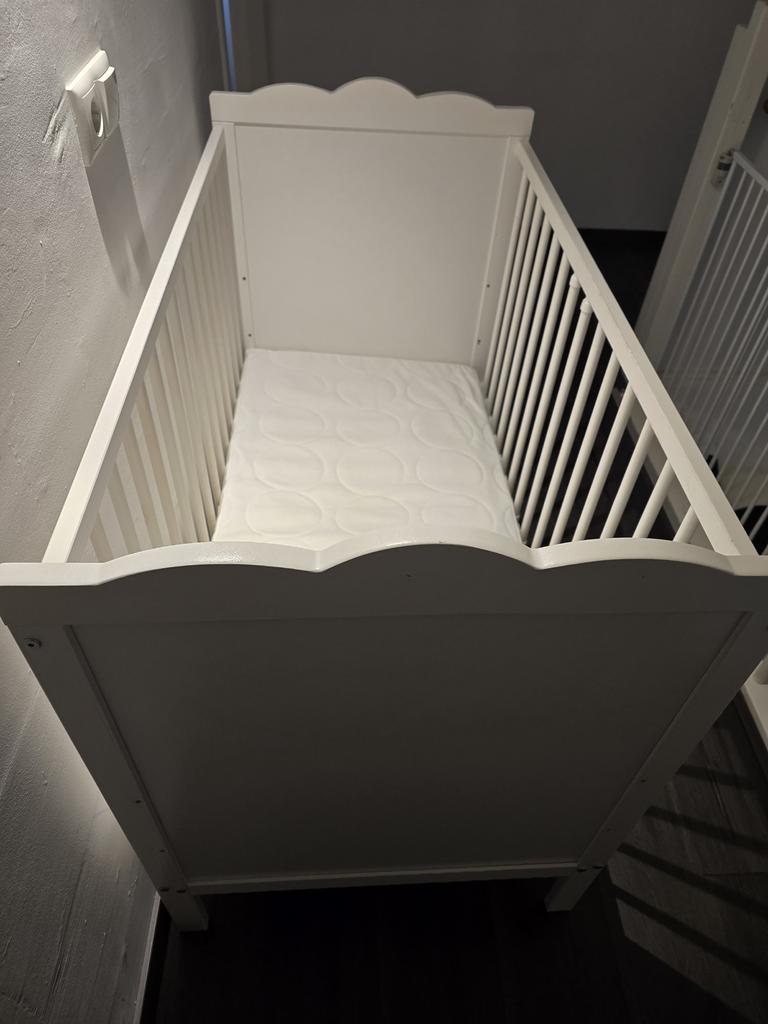 Baby ledikant met 2 matrassen en beddengoed, Kinderen en Baby's, Babywiegjes en Ledikanten, Ophalen, Gebruikt, Ledikant
