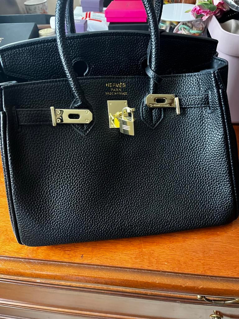 Elegante Zwarte Handtas met Gouden Details, Sieraden, Tassen en Uiterlijk, Tassen | Damestassen, Ophalen of Verzenden, Zo goed als nieuw